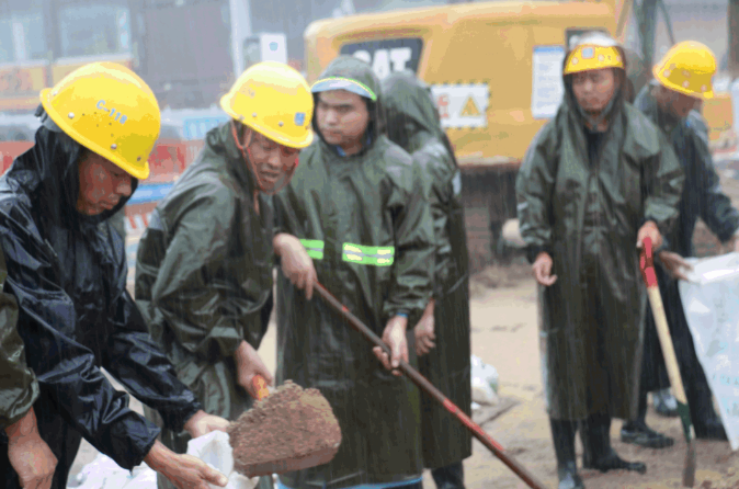 河南持续暴雨建筑企业奔赴抗洪抢险第一线